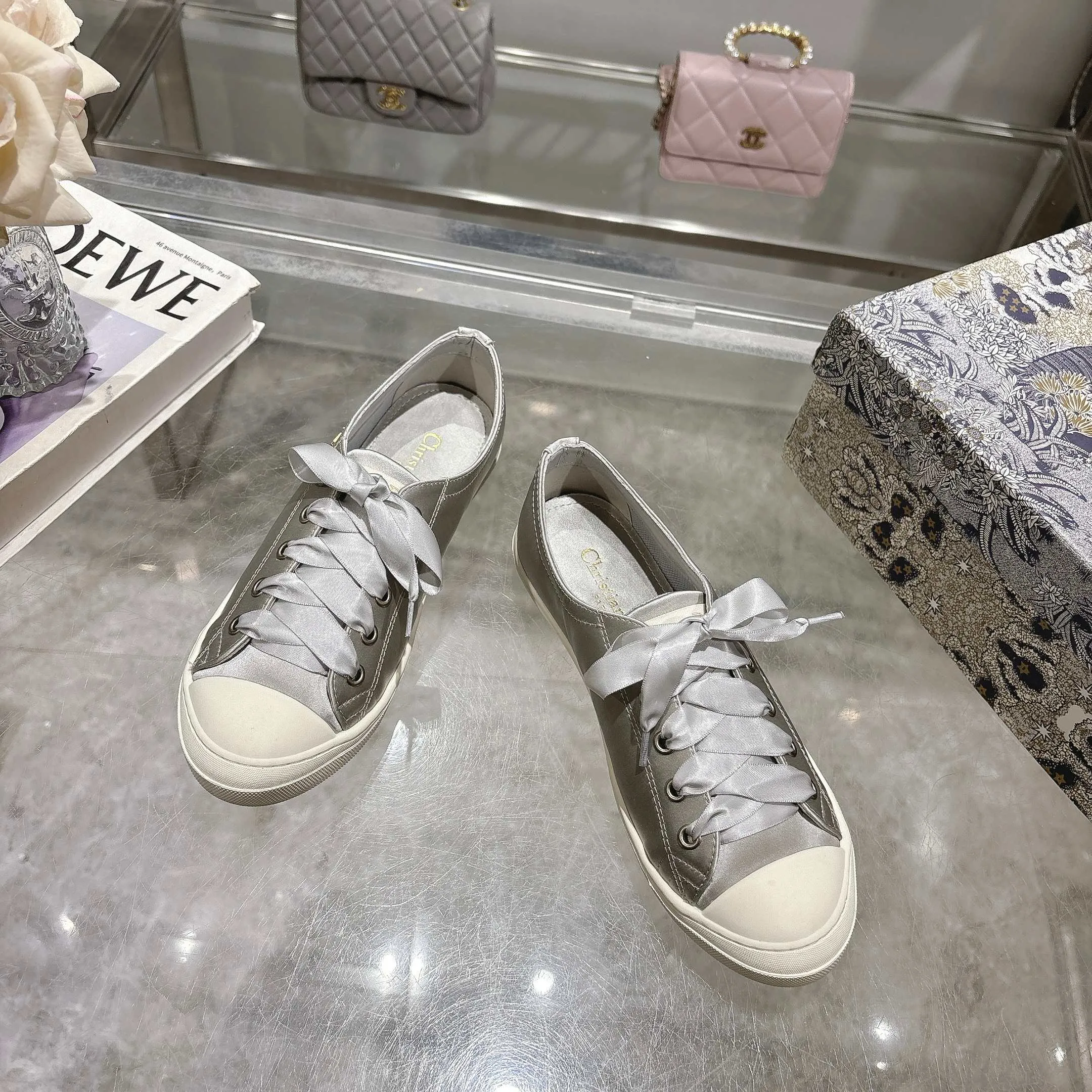 👟👟Ex-factory price 440👟👟 Dior ballet-style casual shoes, the same style as celebrities, satin fabric, breathable mesh lining, sheepskin for feet, wear-resistant rubber sole, size 35-40.